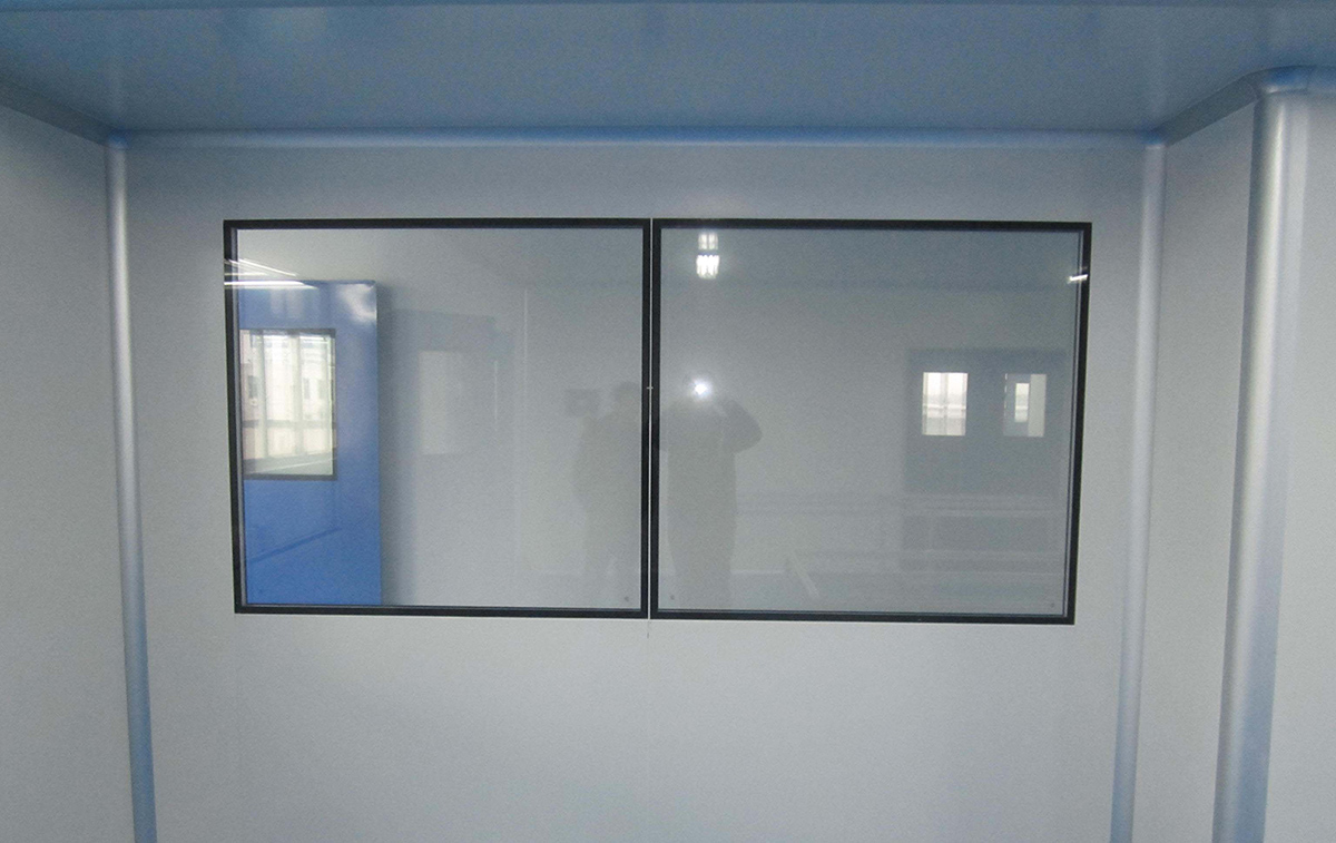 Окно чистой комнаты