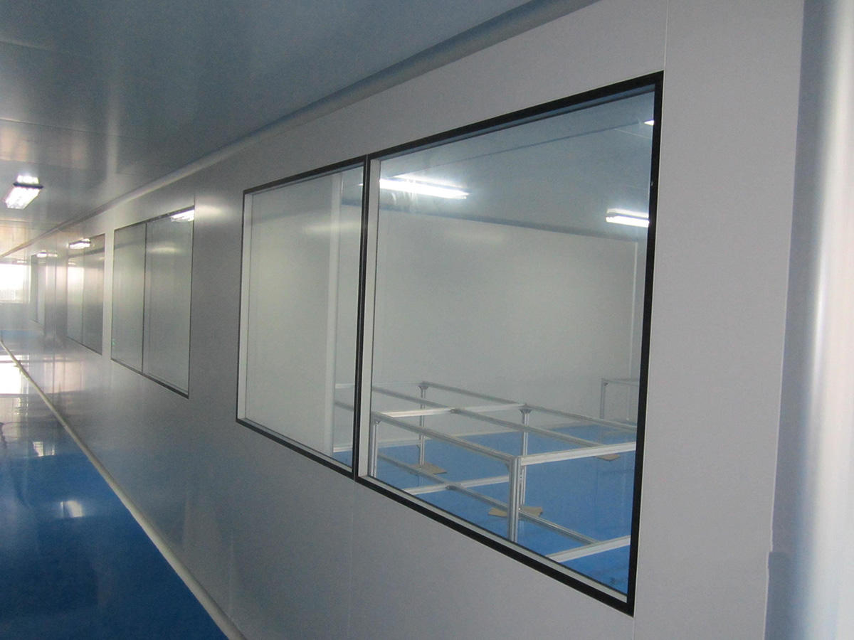 Окно чистой комнаты